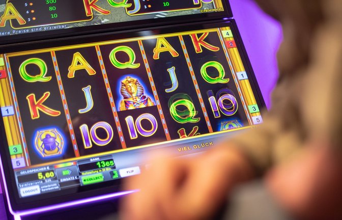 Die Glücksspiel-Industrie boomt. Aber der Zeitvertreib kann süchtig machen.<span class='image-autor'>Foto: dpa/Sebastian Gollnow</span>