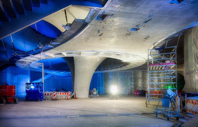 Über solche Stege, die an der Decke befestigt sind, gelangen die Reisenden im Tiefbahnhof auf die Bahnsteige.<span class='image-autor'>Foto: DB AG/ Kilgus</span>