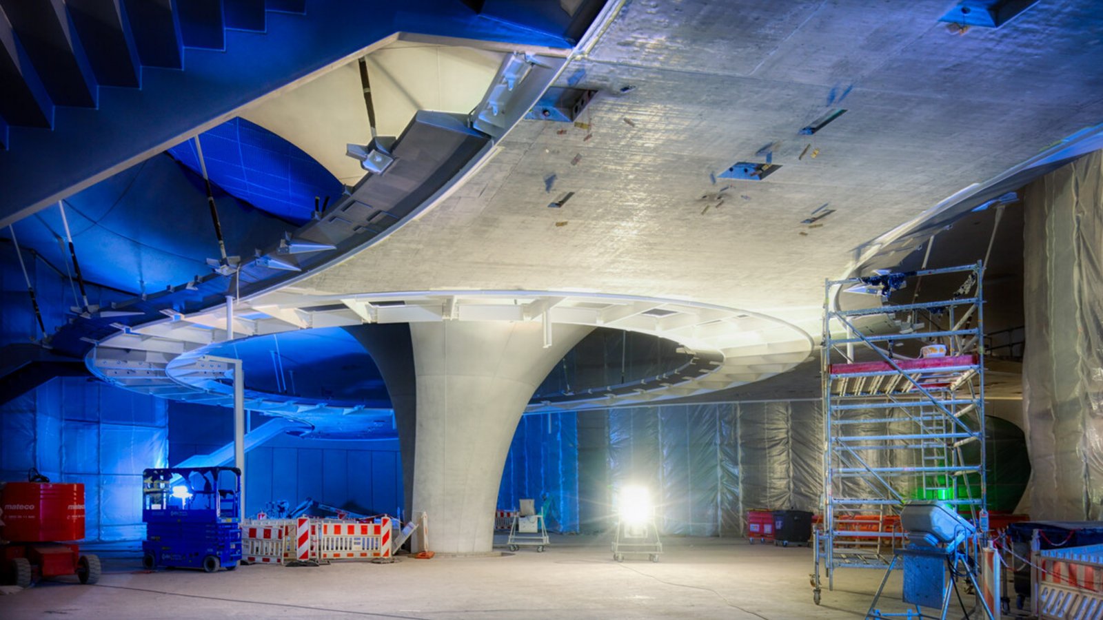 Über solche Stege, die an der Decke befestigt sind, gelangen die Reisenden im Tiefbahnhof auf die Bahnsteige.Foto: DB AG/ Kilgus