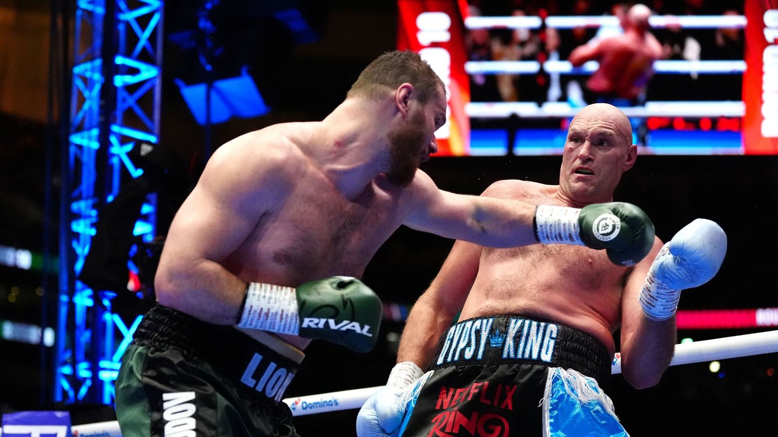 Tyson Fury: Viele Schläge von Arslanbek Machmudow gehen ins Leere.Foto: Bradley Collyer/PA/AP/dpa