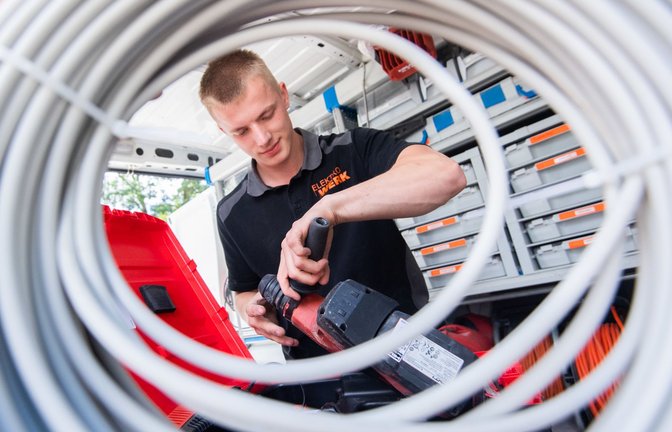 Fachkräfte auch bei Elektrobetrieben sind rar. Die Grünen-Fraktion hat nun eigene Vorschläge erarbeitet.<span class='image-autor'>Foto: picture alliance/dpa/Julian Stratenschulte</span>