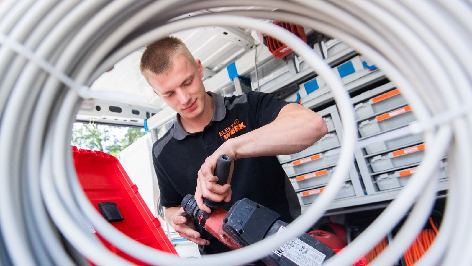 Fachkräfte auch bei Elektrobetrieben sind rar. Die Grünen-Fraktion hat nun eigene Vorschläge erarbeitet.Foto: picture alliance/dpa/Julian Stratenschulte Fachkräfte auch bei Elektrobetrieben sind rar. Die Grünen-Fraktion hat nun eigene Vorschläge erarbeitet.Foto: picture alliance/dpa/Julian Stratenschulte