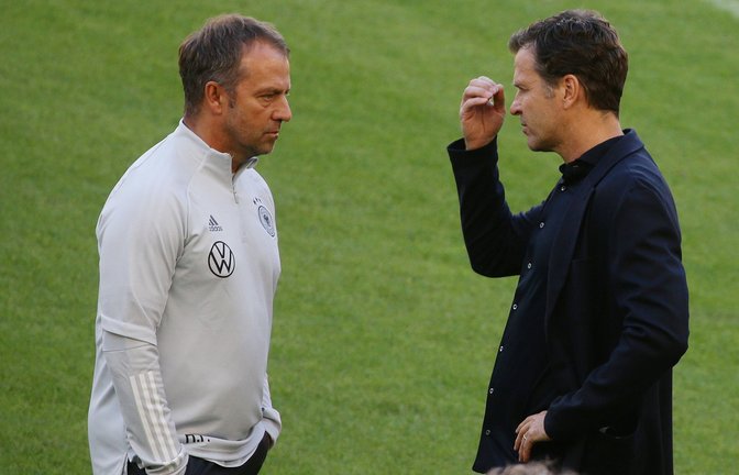 Dürfen Bundestrainer Hansi Flick (li.) und Manager Oliver Bierhoff nach dem WM-Aus weitermachen?<span class='image-autor'>Foto: Baumann</span>