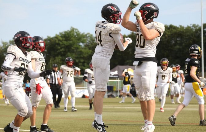 Blitzstart: Die Leonberg Alligators feiern den ersten Touchdown gegen die Holzgerlingen Twister von Frederic Latour (Nr. 14).<span class='image-autor'>Andreas Gorr</span>