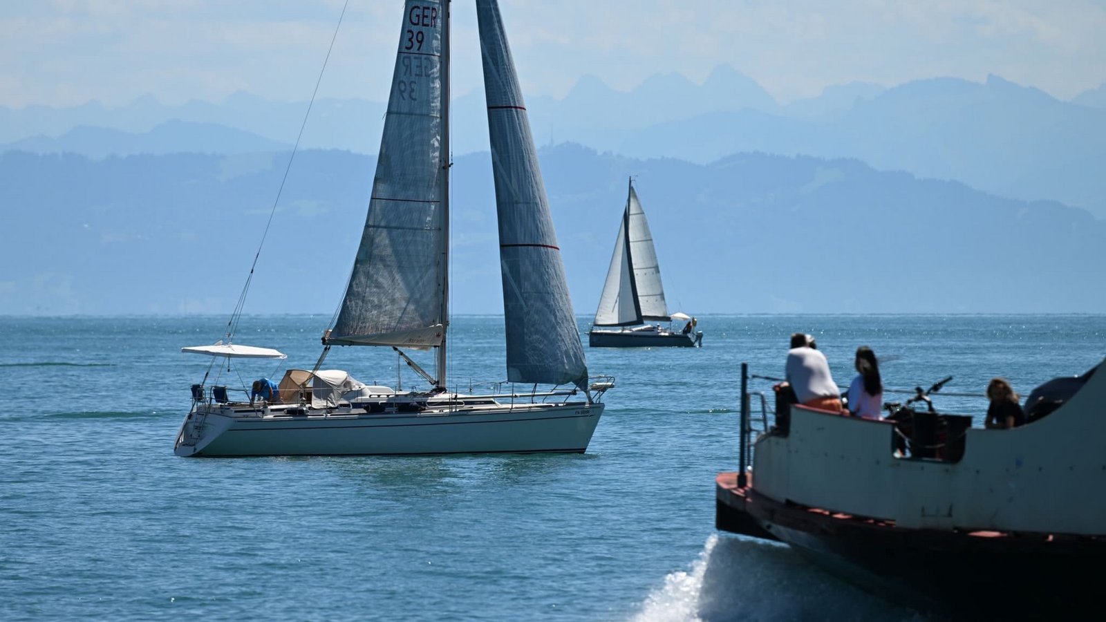 Ein Boot gerät vor der Insel Mainau auf dem Bodensee in Brand. Drei Menschen werden gerettet. (Symbolbild)Felix Kästle/dpa
