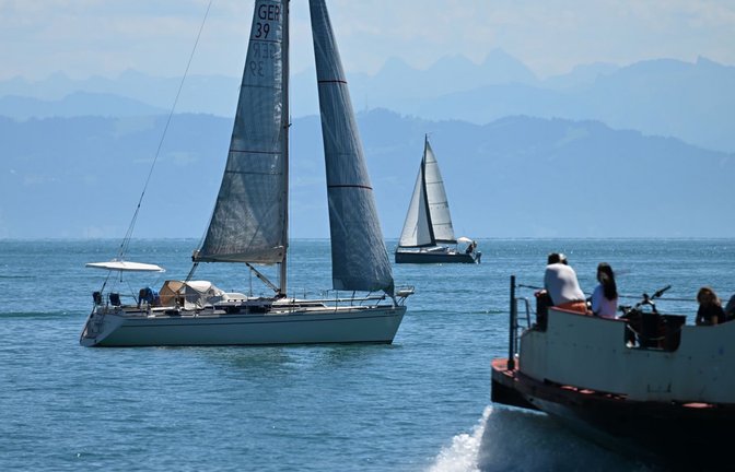 Ein Boot gerät vor der Insel Mainau auf dem Bodensee in Brand. Drei Menschen werden gerettet. (Symbolbild)<span class='image-autor'>Felix Kästle/dpa</span>