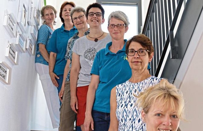 Ein Teil des Teams der Familienherberge Lebensweg: die Mitarbeiterinnen des Hauswirtschaftsbereichs und eine Sozialpädagogin (ganz oben). Die Zahl der Mitarbeiter wird nach ersten Erfahrungen im tatsächlichen Betrieb nun noch aufgestockt. Foto: Rieger