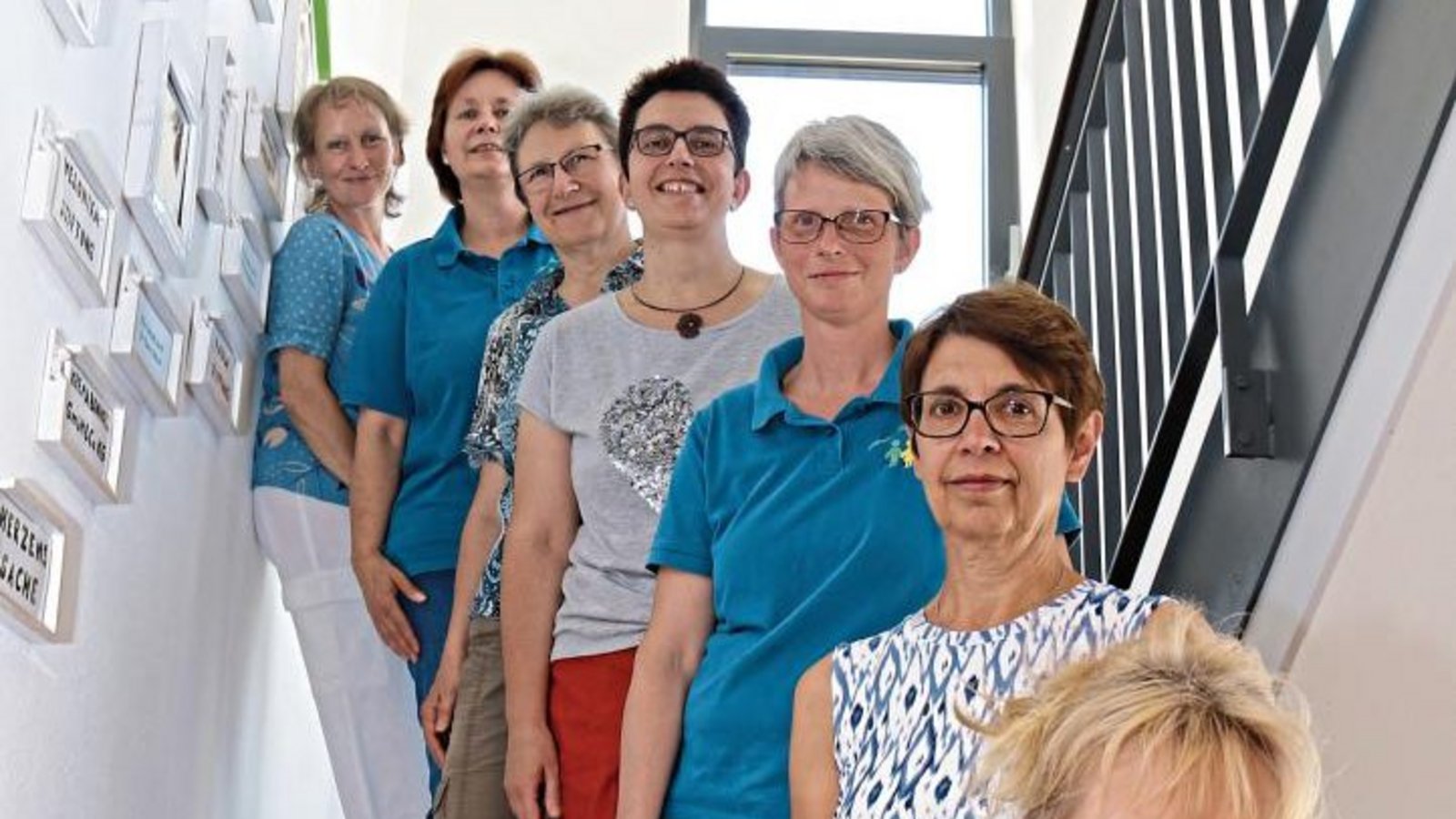 Ein Teil des Teams der Familienherberge Lebensweg: die Mitarbeiterinnen des Hauswirtschaftsbereichs und eine Sozialpädagogin (ganz oben). Die Zahl der Mitarbeiter wird nach ersten Erfahrungen im tatsächlichen Betrieb nun noch aufgestockt. Foto: Rieger Ein Teil des Teams der Familienherberge Lebensweg: die Mitarbeiterinnen des Hauswirtschaftsbereichs und eine Sozialpädagogin (ganz oben). Die Zahl der Mitarbeiter wird nach ersten Erfahrungen im tatsächlichen Betrieb nun noch aufgestockt. Foto: Rieger