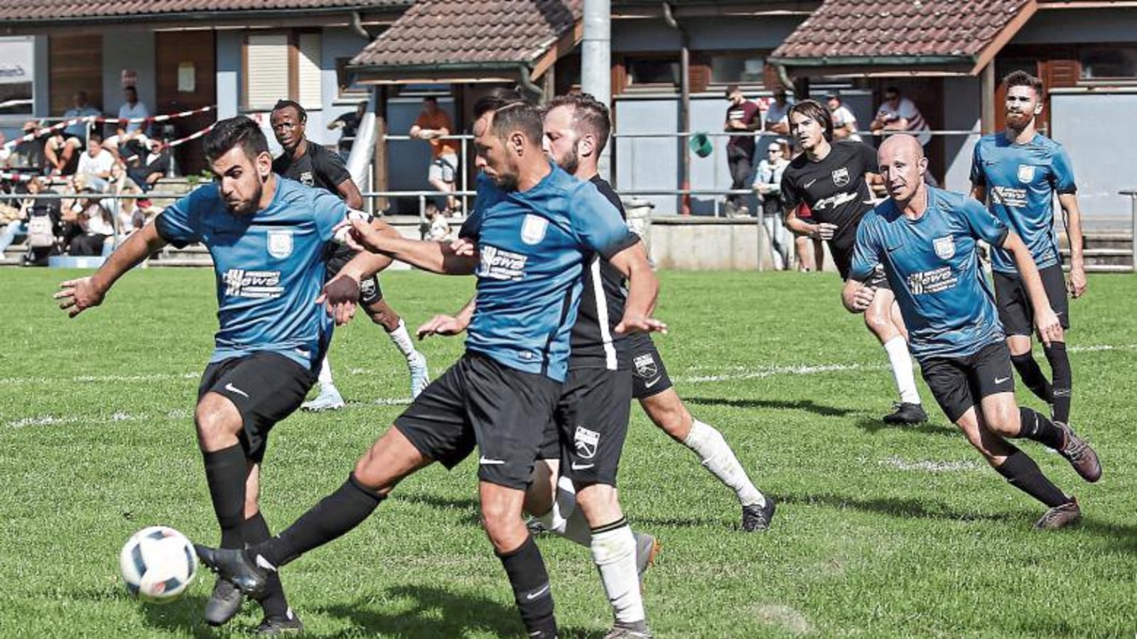 Lieber einer zu viel an den Ball als einer zu wenig. Mehmet Göreli (links) und Sven Adamovic gehen auf Nummer sicher. Der Spielertrainer freut sich aufs Derby am Sonntag. Foto: Küppers