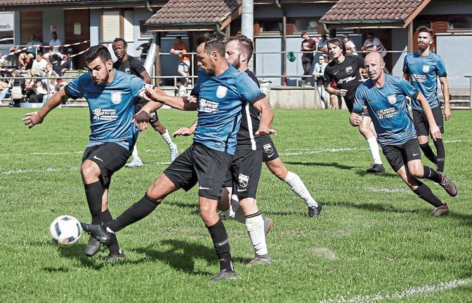 Lieber einer zu viel an den Ball als einer zu wenig. Mehmet Göreli (links) und Sven Adamovic gehen auf Nummer sicher. Der Spielertrainer freut sich aufs Derby am Sonntag. Foto: Küppers