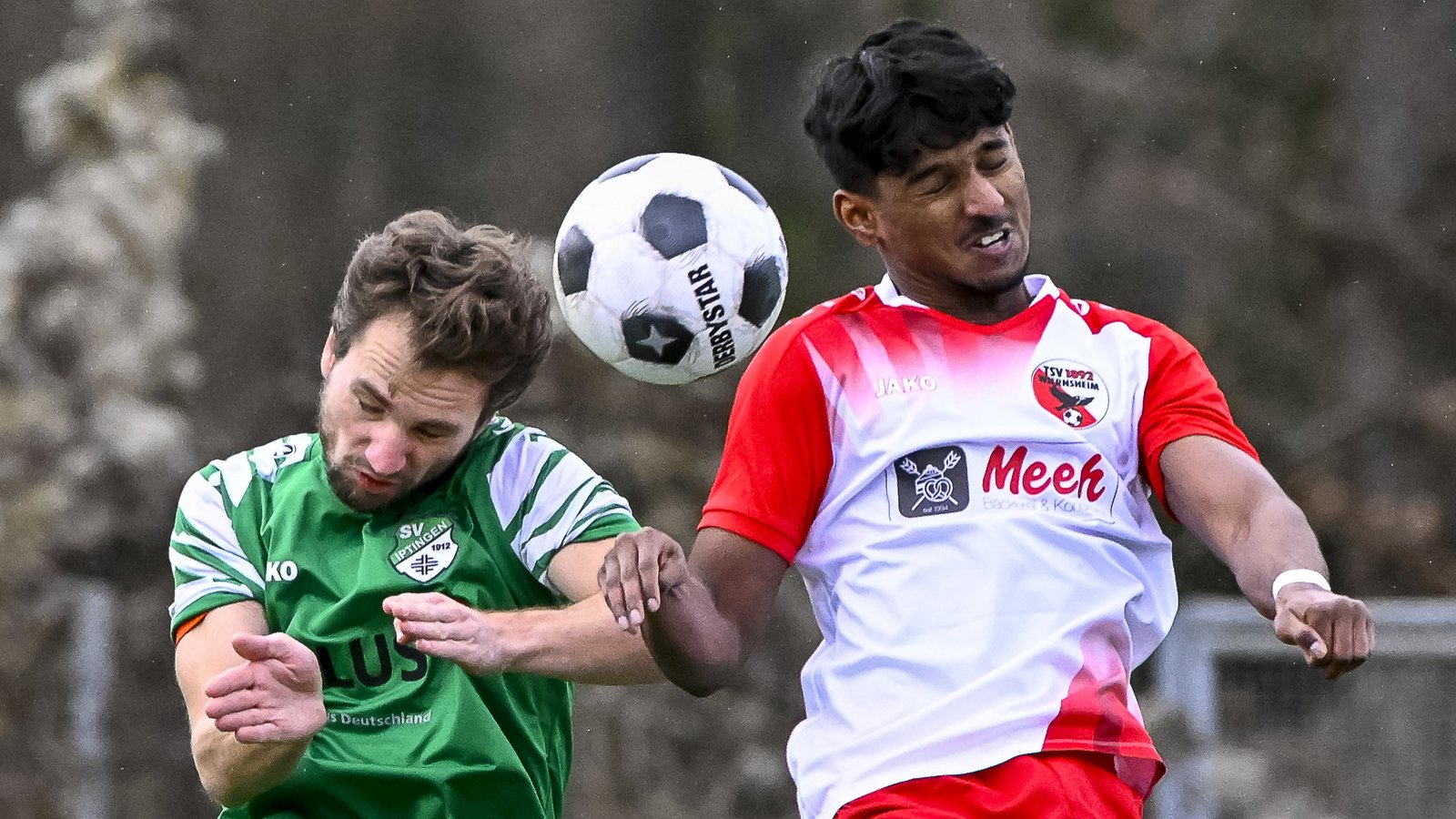 Kajeevan Sasikaran (rechts) versucht, die Lufthoheit für Gastgeber TSV Wiernsheim zu wahren, doch der SV Iptingen mit Max Schneider gewinnt das Ortsderby haushoch. Foto: Leitner Kajeevan Sasikaran (rechts) versucht, die Lufthoheit für Gastgeber TSV Wiernsheim zu wahren, doch der SV Iptingen mit Max Schneider gewinnt das Ortsderby haushoch. Foto: Leitner