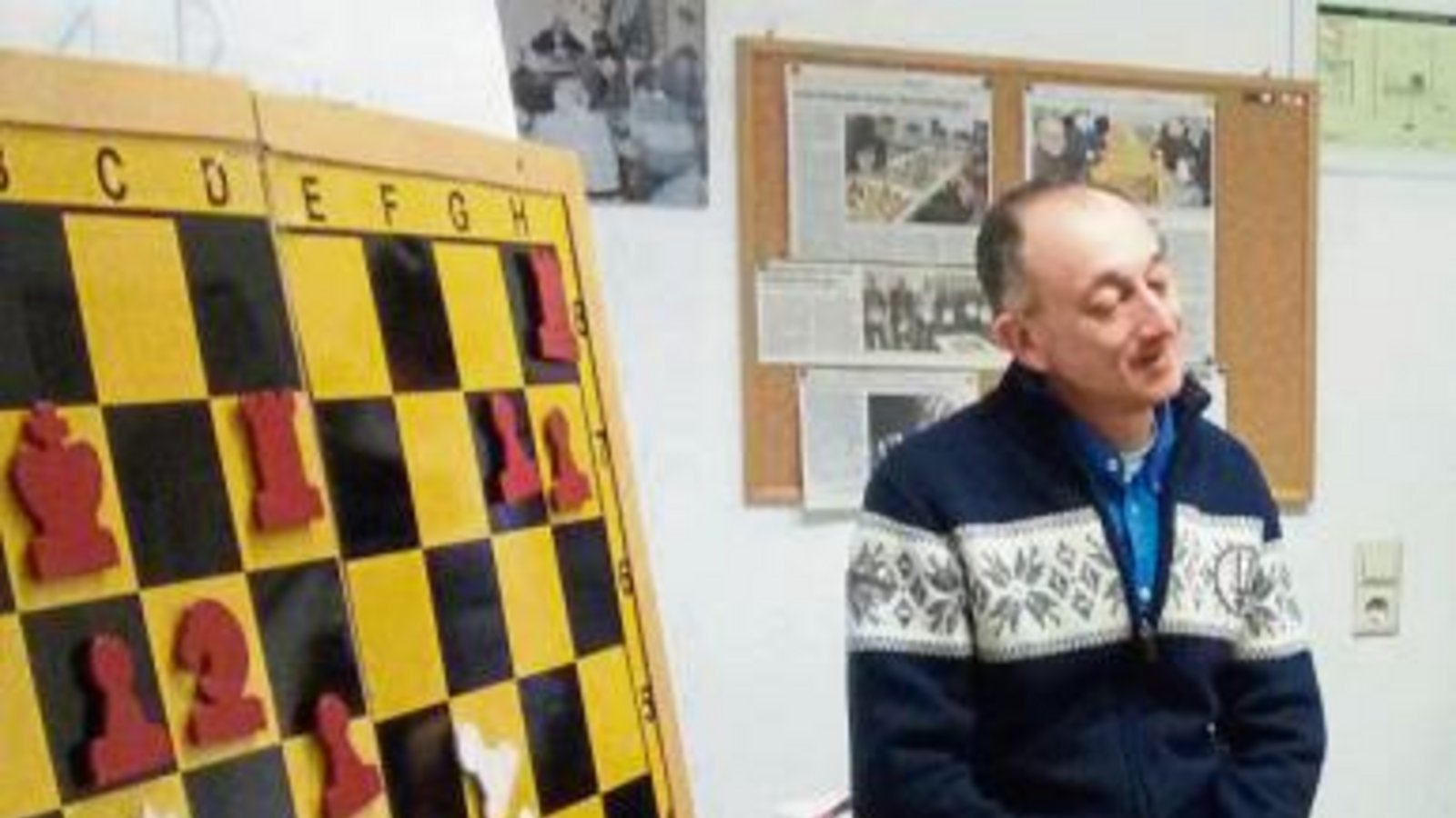 Großmeister Vladimir Gurevich spricht mit Schachspielern der SVG Vaihingen eine Stellung durch. Foto: privat Großmeister Vladimir Gurevich spricht mit Schachspielern der SVG Vaihingen eine Stellung durch. Foto: privat