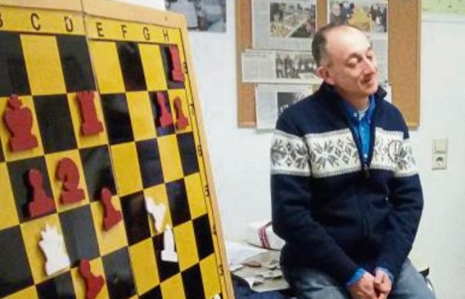 Großmeister Vladimir Gurevich spricht mit Schachspielern der SVG Vaihingen eine Stellung durch. Foto: privat
