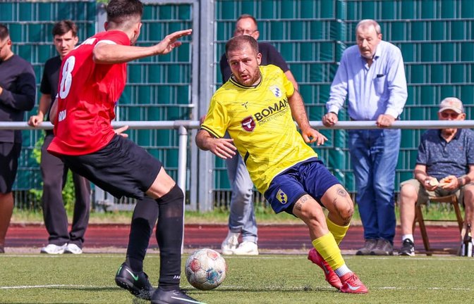 Der Stettener&nbsp; Luca Ciatta (rechts, gegen Gylbert Avdiu) steuert zwei Treffer zum 4:3-Sieg des TV Stetten im Derby gegen Kosova Kernen bei.<span class='image-autor'>Günter Schmid</span>
