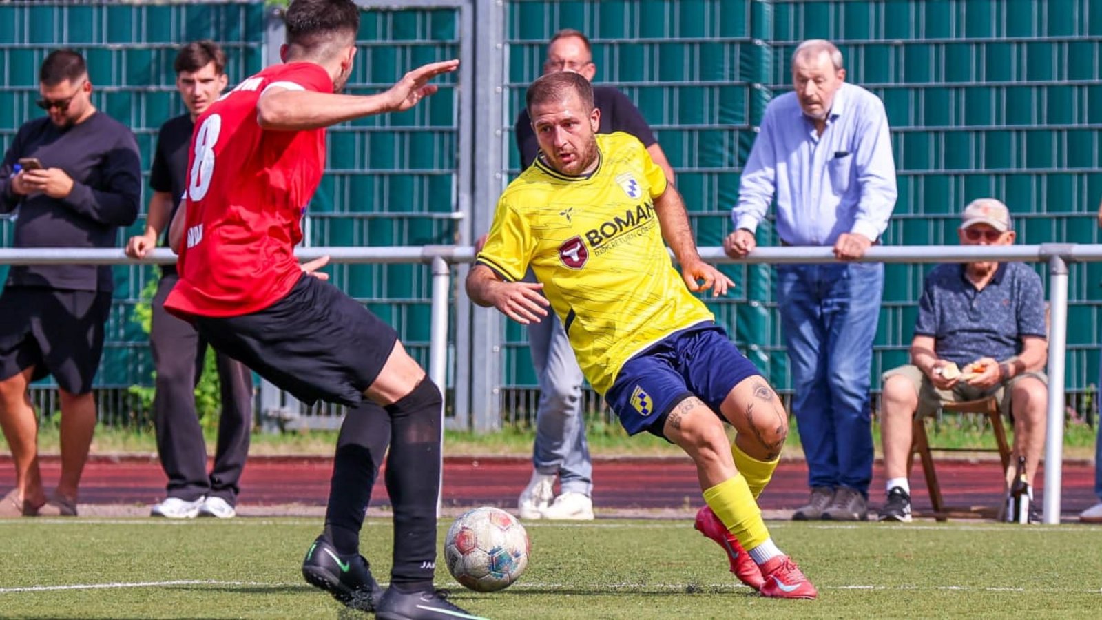 Der Stettener Luca Ciatta (rechts, gegen Gylbert Avdiu) steuert zwei Treffer zum 4:3-Sieg des TV Stetten im Derby gegen Kosova Kernen bei.Günter Schmid Der Stettener Luca Ciatta (rechts, gegen Gylbert Avdiu) steuert zwei Treffer zum 4:3-Sieg des TV Stetten im Derby gegen Kosova Kernen bei.Günter Schmid