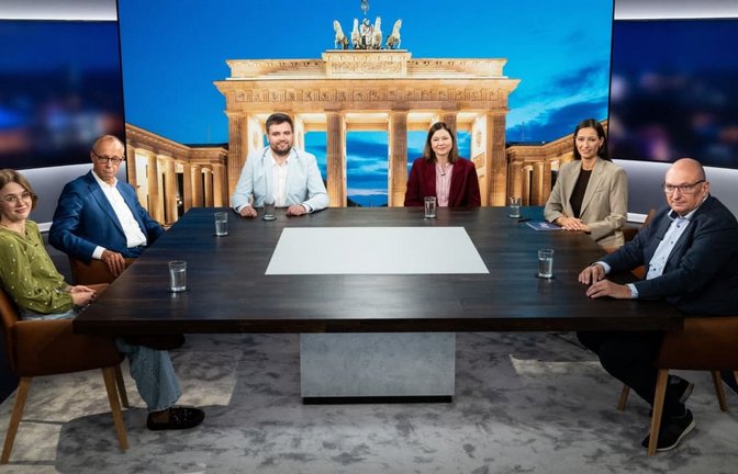 Bundeskanzler Friedrich Merz (CDU, 2.v.l) und Moderatorin Pinar Atalay (2.v.r.) nach der RTL-Sendung mit den Studiogästen Hannah Clemens (l-r), Oliver Bernt, Bea Merscher und Matthias Kappis.<span class='image-autor'>Sebastian Christoph Gollnow/dpa</span>