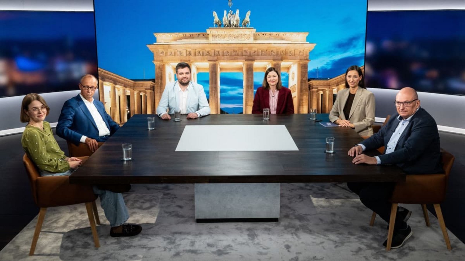 Bundeskanzler Friedrich Merz (CDU, 2.v.l) und Moderatorin Pinar Atalay (2.v.r.) nach der RTL-Sendung mit den Studiogästen Hannah Clemens (l-r), Oliver Bernt, Bea Merscher und Matthias Kappis.Sebastian Christoph Gollnow/dpa