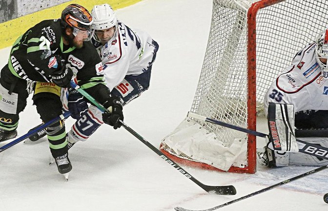 Nach dem Bauerntrick trifft Evan Jasper (links) zwar nur den Außenpfosten, was aber zur Vorlage für Tim Schüle zum 5:4-Siegtreffer 1,5 Sekunden vor dem Ende wird. Foto: Baumann