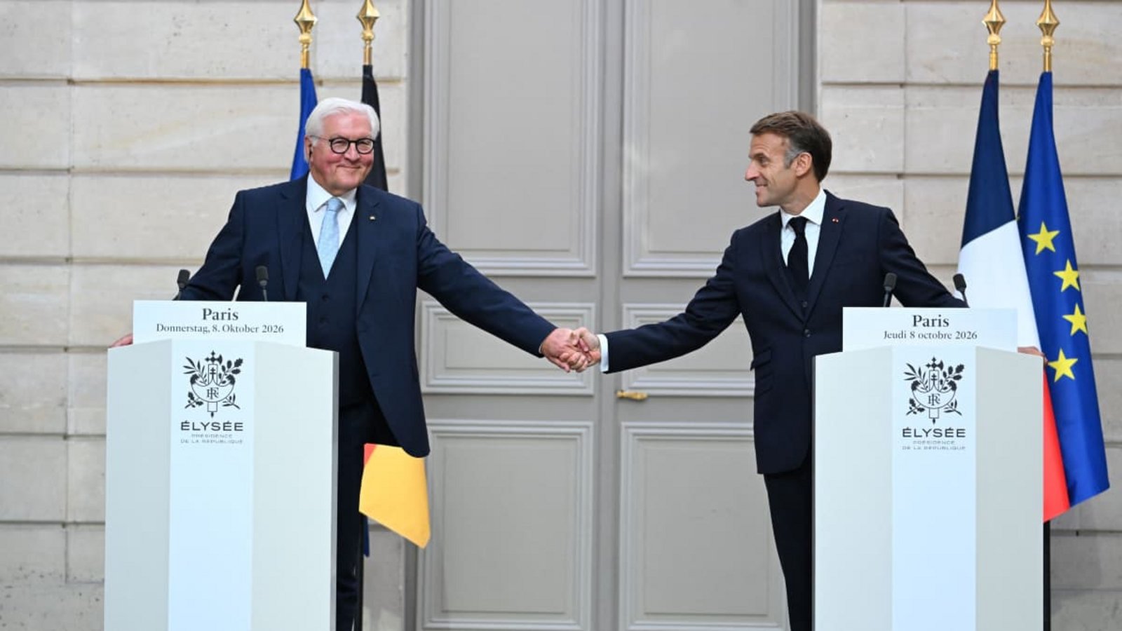Staatsbesuch in Frankreich: Bundespräsident Steinmeier und Staatspräsident Macron Hand in Hand vor dem Élysée-Palast in Paris.Eric Tschaen/actionpress
