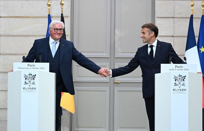 Staatsbesuch in Frankreich: Bundespräsident Steinmeier und Staatspräsident Macron Hand in Hand vor dem Élysée-Palast in Paris.<span class='image-autor'>Eric Tschaen/actionpress</span>