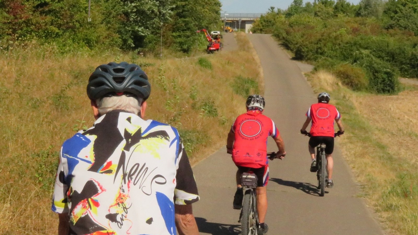 Immer an der Bahnlinie entlang.