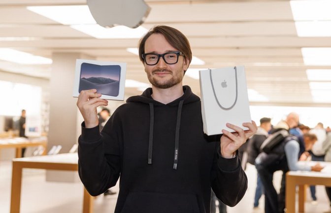 Der erste iPhone-Duo-Besitzer Baden-Württembergs: Alexander Shytiuk aus Filderstadt wartete seit 1 Uhr im Auto vor dem Center.<span class='image-autor'>Stefanie Schlecht</span>