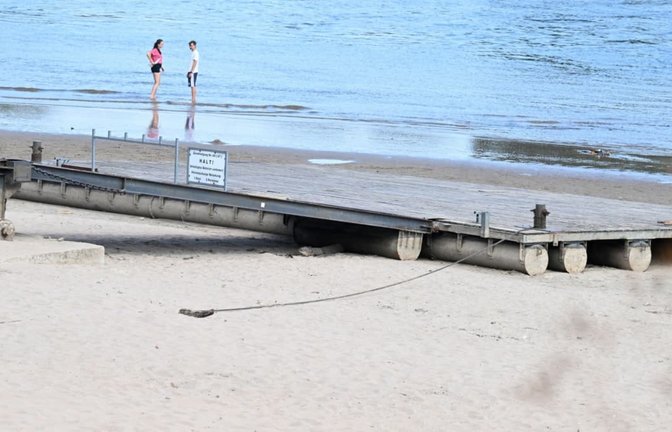 In vielen deutschen Flüssen steht das Wasser so niedrig, dass der Schiffsverkehr beeinträchtigt ist oder sogar stillgelegt wurde.<span class='image-autor'>Roberto Pfeil/dpa</span>