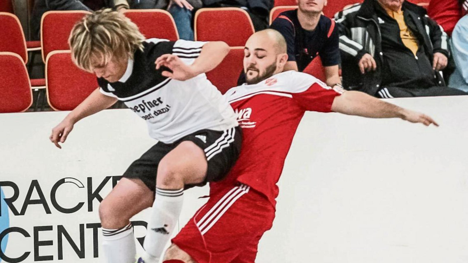 Marco Prantl stoppt einen Spieler des VfB Bretten II. Der SC Hohenhaslach verpasst aber das Hauptturnier deutlich. Foto: Simecek