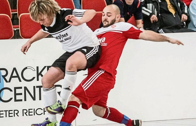 Marco Prantl stoppt einen Spieler des VfB Bretten II. Der SC Hohenhaslach verpasst aber das Hauptturnier deutlich. Foto: Simecek