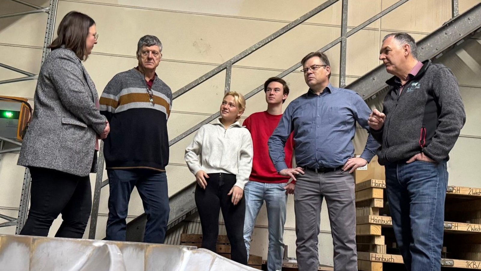 Tatjana (links) und Alexander Schüle (rechts) führen die FDP-Mitglieder durch den Betrieb. Foto: p