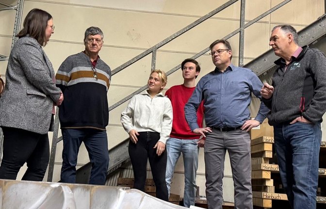 Tatjana (links) und Alexander Schüle (rechts) führen die FDP-Mitglieder durch den Betrieb. <span class='image-autor'>Foto: p</span>