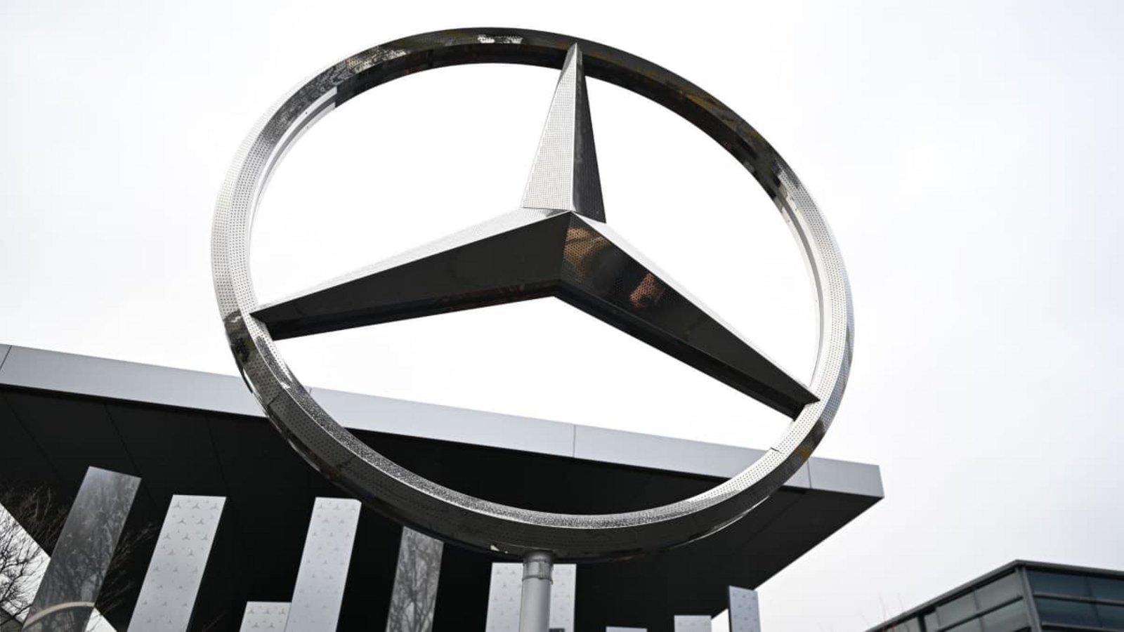 Der Umsatz von Mercedes ist gesunken, der Gewinn gestiegen.Bernd Weißbrod/dpa Der Umsatz von Mercedes ist gesunken, der Gewinn gestiegen.Bernd Weißbrod/dpa
