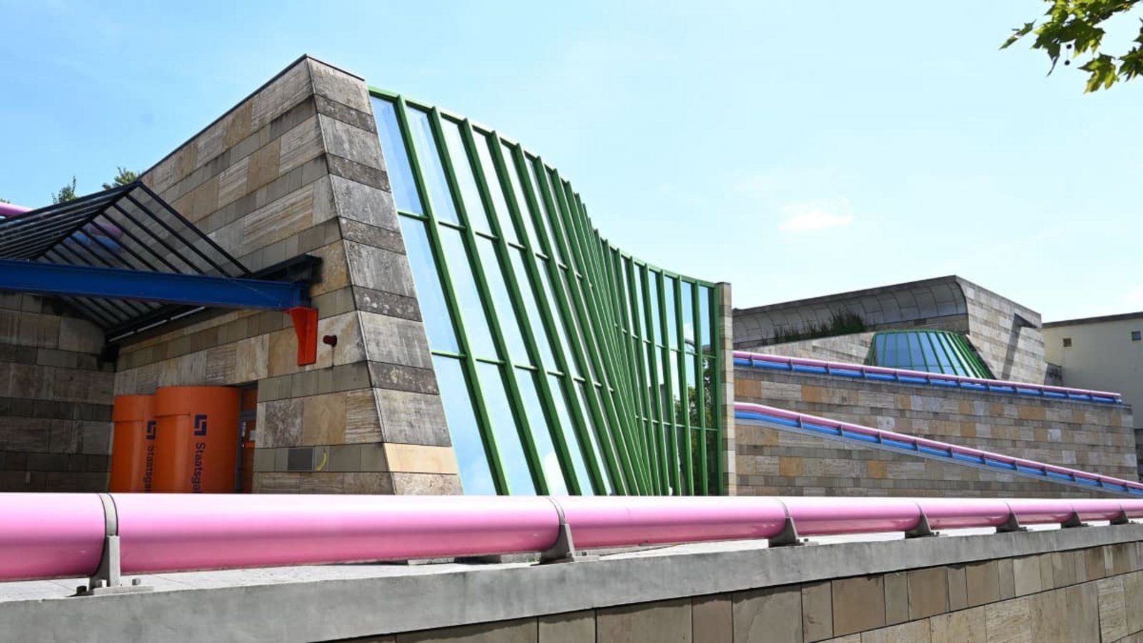 1984 als Neue Staatsgalerie eröffnet, muss auch der Stirlingbau der Staatsgalerie Stuttgart energetisch und technisch umfassend ertüchtigt werden. Nach seiner Sanierung von 2030 an soll das international strahlende Architekturdenkmal 2034 wieder eröffnet werden.Bernd Weißbrod/dpa 1984 als Neue Staatsgalerie eröffnet, muss auch der Stirlingbau der Staatsgalerie Stuttgart energetisch und technisch umfassend ertüchtigt werden. Nach seiner Sanierung von 2030 an soll das international strahlende Architekturdenkmal 2034 wieder eröffnet werden.Bernd Weißbrod/dpa
