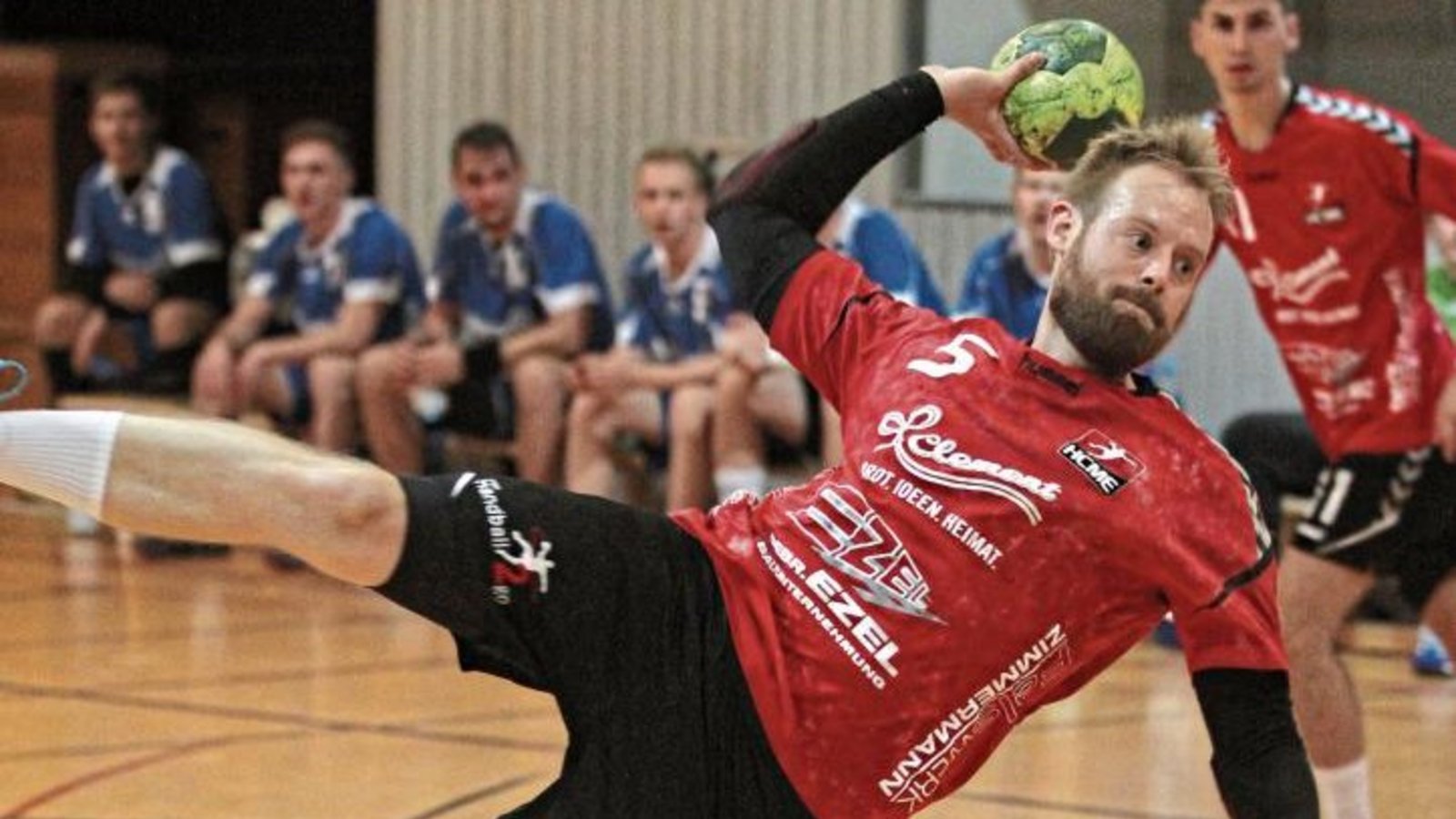 Matthias Schwarz (am Ball) hat sechs Treffer zum 26:21-Sieg des HC Metter-Enz beim TV Großbottwar II beigetragen. Foto: Archiv/Nachreiner Matthias Schwarz (am Ball) hat sechs Treffer zum 26:21-Sieg des HC Metter-Enz beim TV Großbottwar II beigetragen. Foto: Archiv/Nachreiner