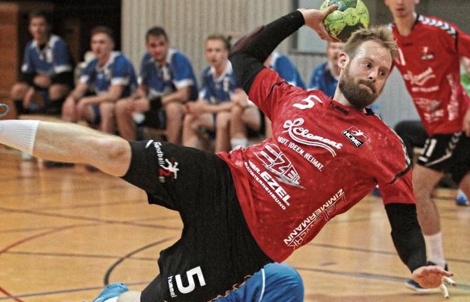 Matthias Schwarz (am Ball) hat sechs Treffer zum 26:21-Sieg des HC Metter-Enz beim TV Großbottwar II beigetragen.  Foto: Archiv/Nachreiner