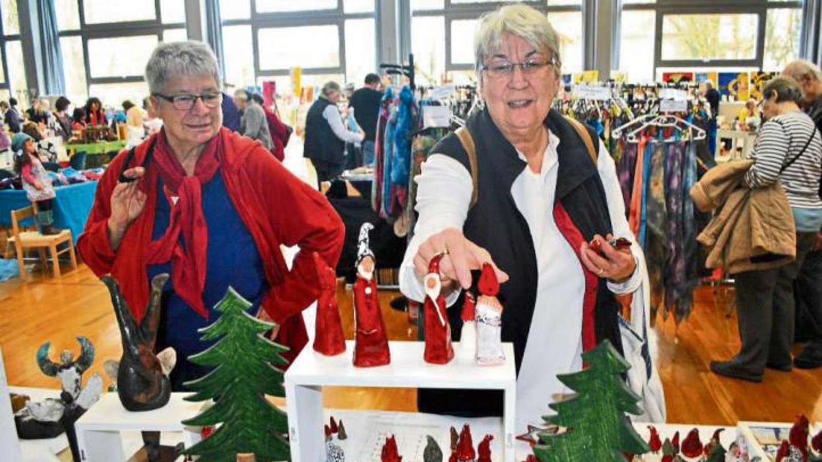 Weihnachtsmann oder Weihnachtsfrau? Das ist hier die Frage. Weihnachtsmann oder Weihnachtsfrau? Das ist hier die Frage.