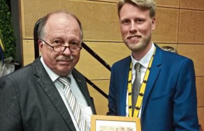 Reinhard Hintz (links) bei der Bildübergabe mit OB Markus Herrera Torrez.  Foto: p