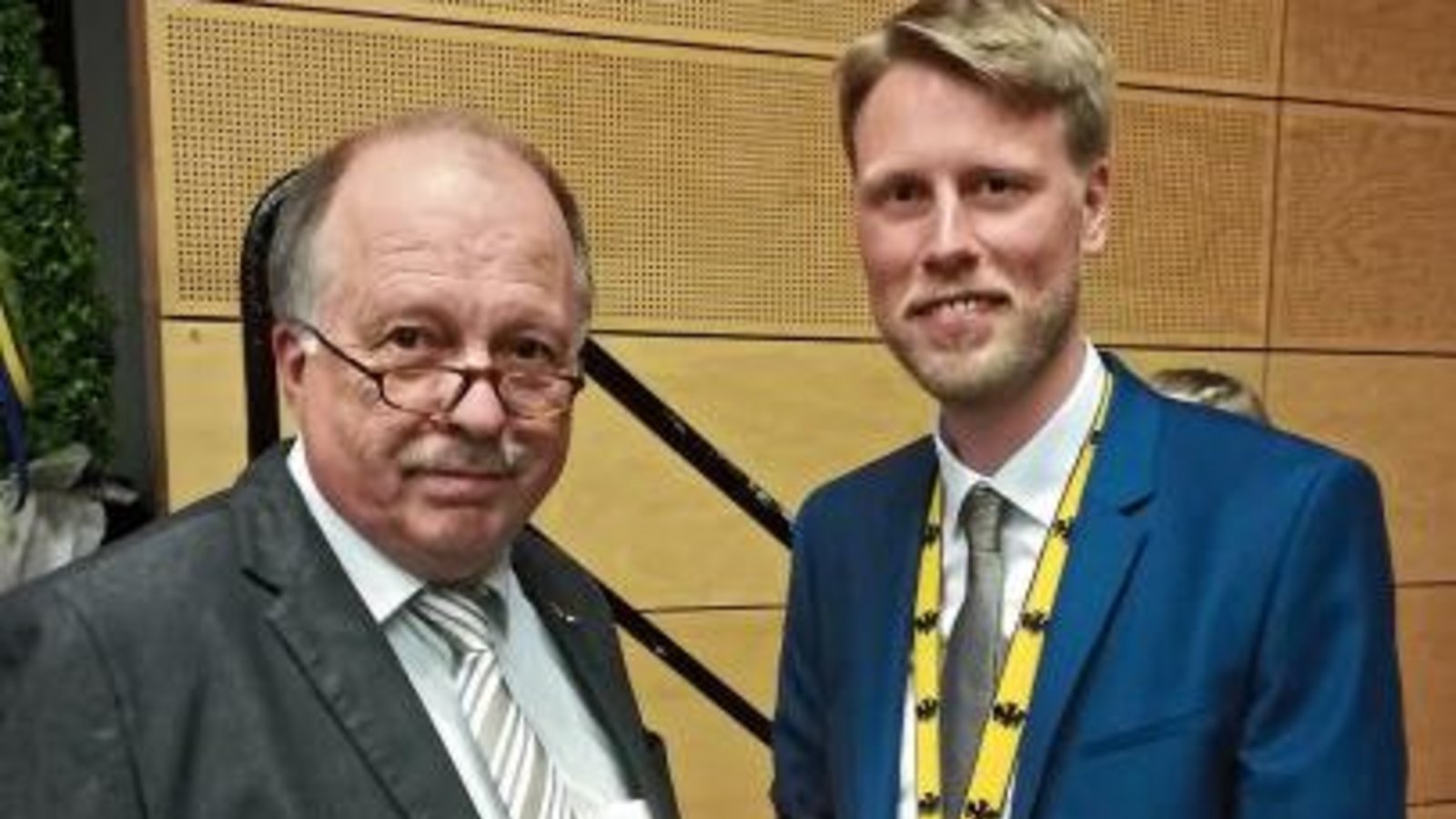 Reinhard Hintz (links) bei der Bildübergabe mit OB Markus Herrera Torrez.  Foto: p