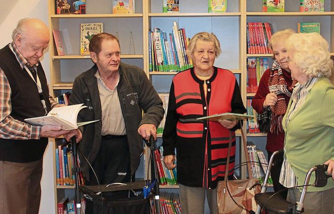 Senioren vom betreuten Wohnen zu Gast in der Sersheimer Bücherei. Foto: p