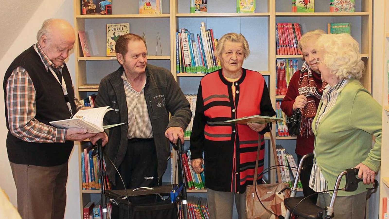 Senioren vom betreuten Wohnen zu Gast in der Sersheimer Bücherei. Foto: p Senioren vom betreuten Wohnen zu Gast in der Sersheimer Bücherei. Foto: p