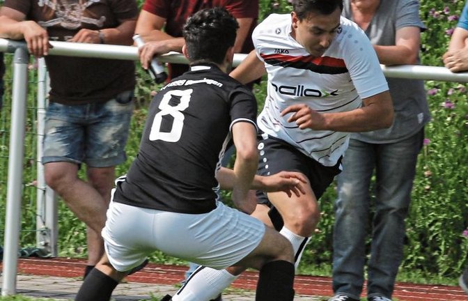 Riexingens Joni Rodrigues Marques (hinten) ist mit seiner Energie und seinen Emotionen immer jemand, der eine Mannschaft mitreißt. Foto: Nachreiner