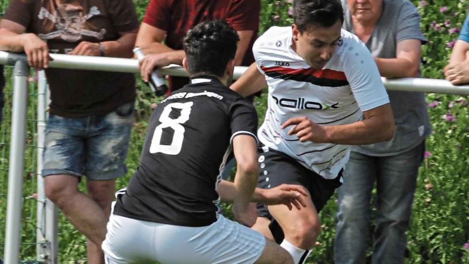 Riexingens Joni Rodrigues Marques (hinten) ist mit seiner Energie und seinen Emotionen immer jemand, der eine Mannschaft mitreißt. Foto: Nachreiner Riexingens Joni Rodrigues Marques (hinten) ist mit seiner Energie und seinen Emotionen immer jemand, der eine Mannschaft mitreißt. Foto: Nachreiner
