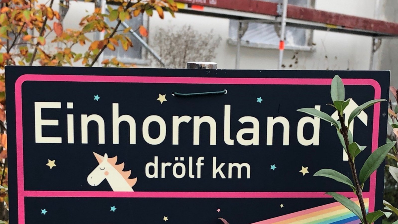 Im Neubaugebiet „Illinger Höhe“ in Ensingen weiß man in welche Richtung es ins Einhornland geht und vor allem wie weit es ist. Foto: Hilgers Im Neubaugebiet „Illinger Höhe“ in Ensingen weiß man in welche Richtung es ins Einhornland geht und vor allem wie weit es ist. Foto: Hilgers