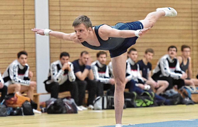 Vor den gespannten Blicken seiner Mannschaftskameraden zeigt Jannis Noé seine Übung. Am Ende ist der Klassenerhalt gesichert. Foto: Archiv/Leitner