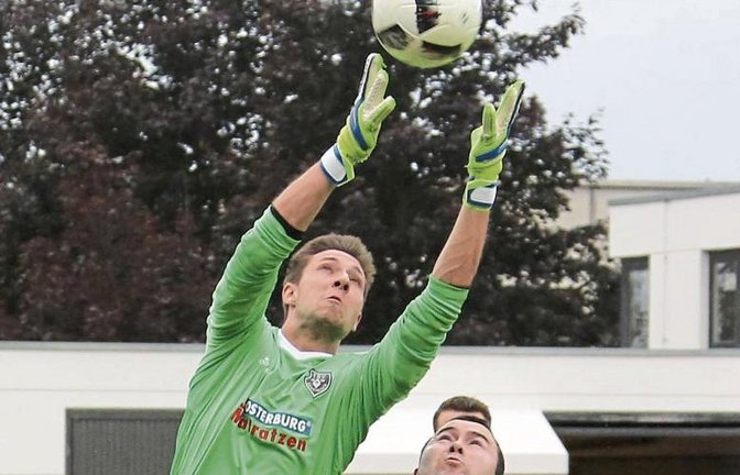 Der eingewechselte Torwart Dennis Vorbusch pflückt den Ball vor Tobias Häfner. Fotos: Küppers