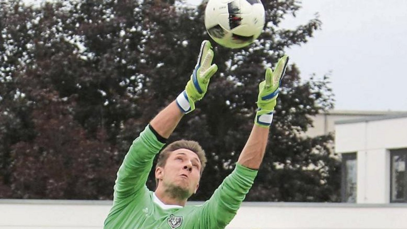 Der eingewechselte Torwart Dennis Vorbusch pflückt den Ball vor Tobias Häfner. Fotos: Küppers