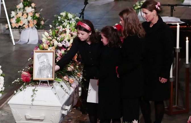 Prinzessin Märtha Louise von Norwegen (r-l) und ihre Töchter Maud Angelica Behn, Leah Isadora Behn und Emma Tallulah Behn legen Blumen auf den Sarg des Ex-Mannes der Prinzessin, Ari Behn.<span class='image-autor'>picture alliance/dpa/NTB scanpix/AP | Hakon Mosvold Larsen</span>