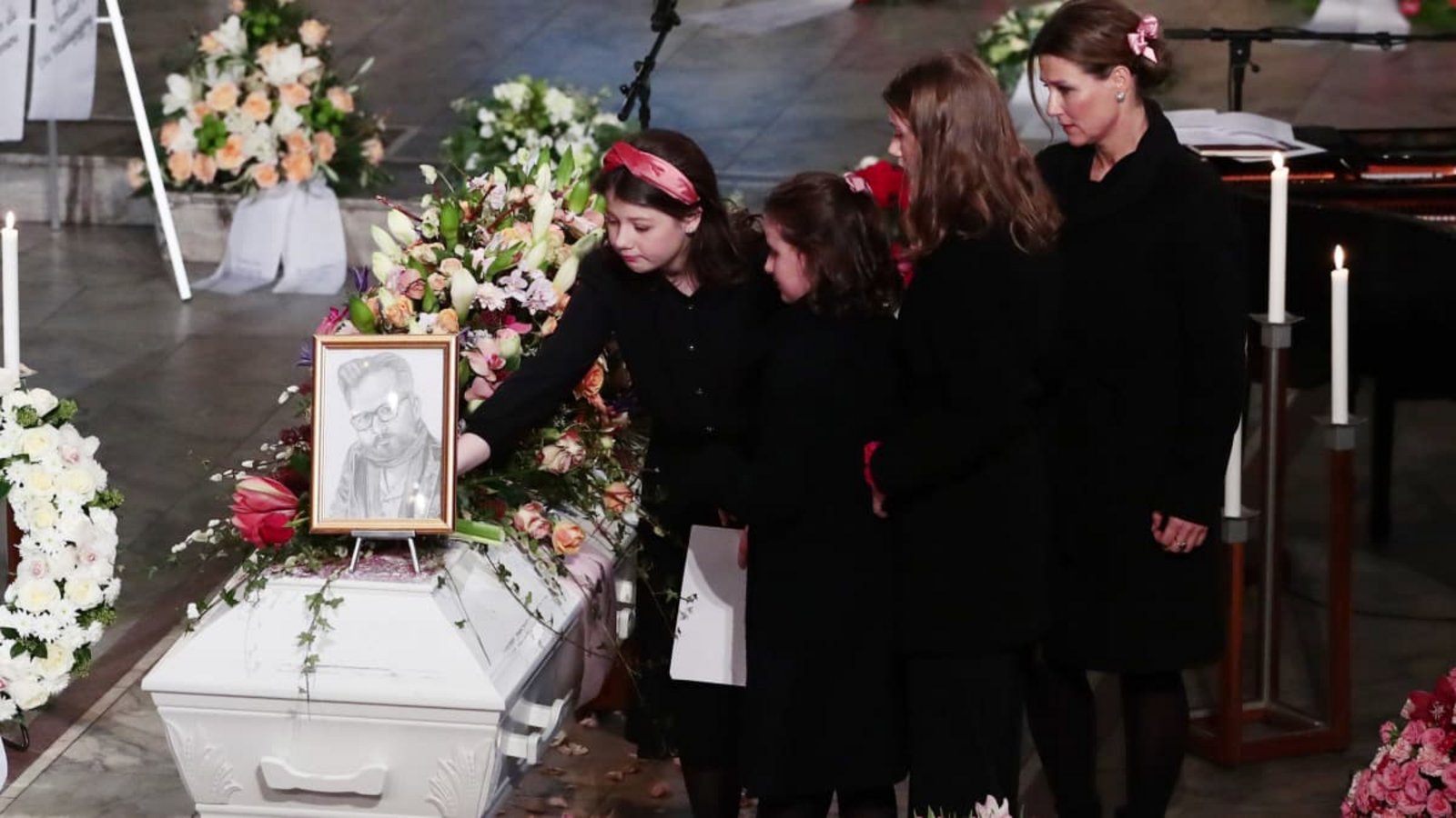 Prinzessin Märtha Louise von Norwegen (r-l) und ihre Töchter Maud Angelica Behn, Leah Isadora Behn und Emma Tallulah Behn legen Blumen auf den Sarg des Ex-Mannes der Prinzessin, Ari Behn.picture alliance/dpa/NTB scanpix/AP | Hakon Mosvold Larsen