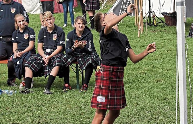 Luca Merita schleudert bei den Highlandgames das Gewicht in die Höhe. Fotos: Küppers