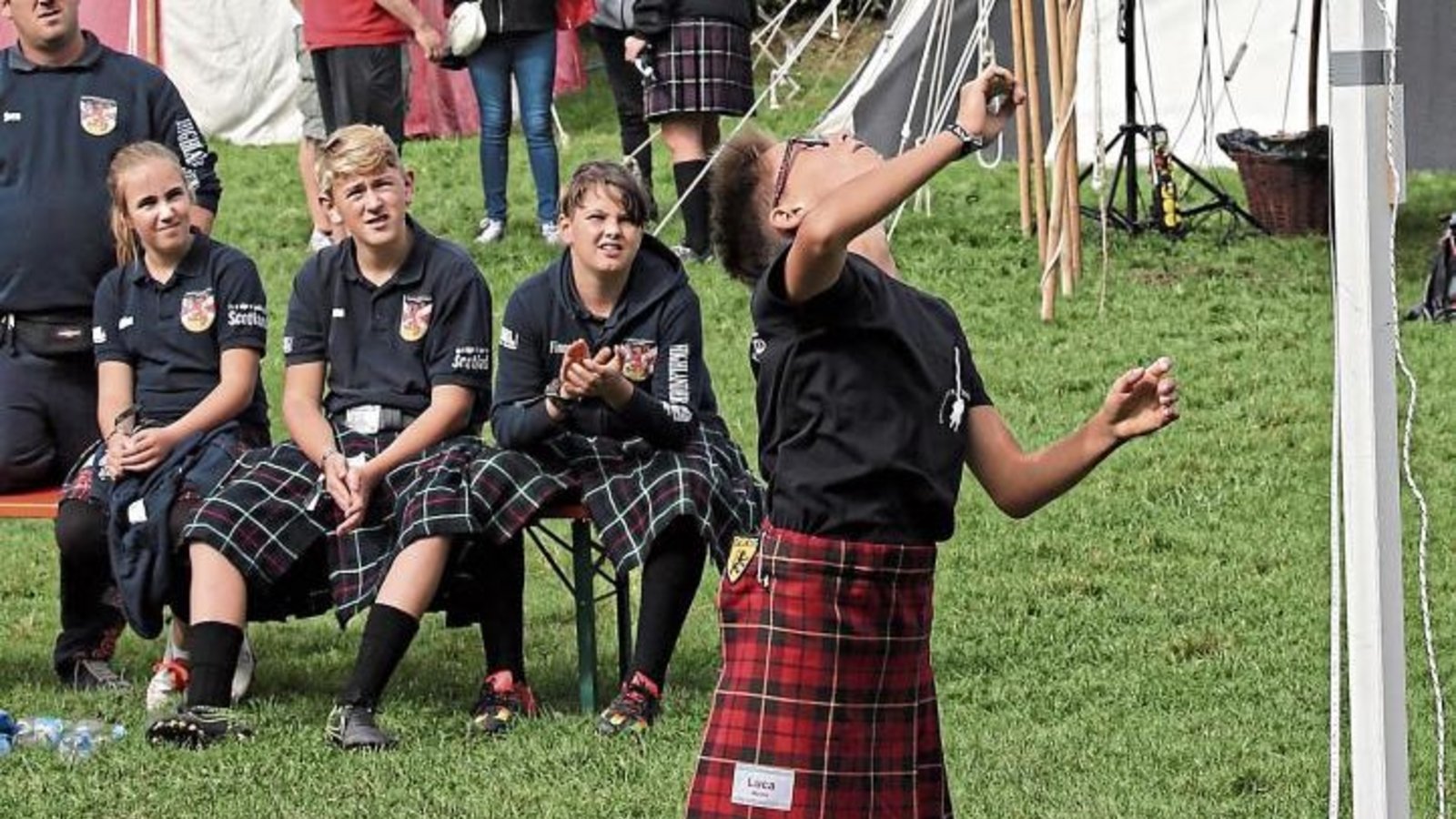 Luca Merita schleudert bei den Highlandgames das Gewicht in die Höhe. Fotos: Küppers Luca Merita schleudert bei den Highlandgames das Gewicht in die Höhe. Fotos: Küppers